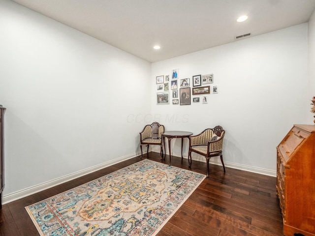 living area featuring baseboards, visible vents, dark wood-style flooring, and recessed lighting