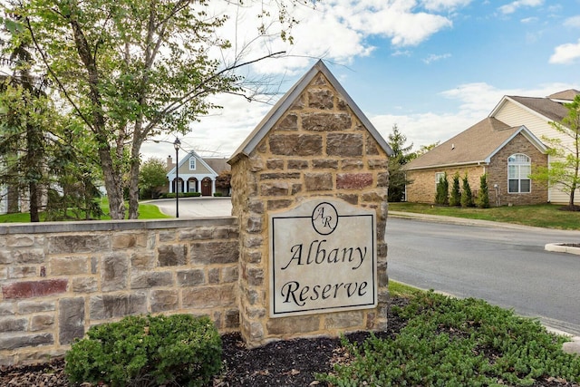 view of community / neighborhood sign