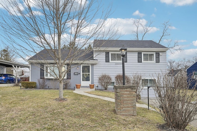 split level home featuring entry steps and a front lawn