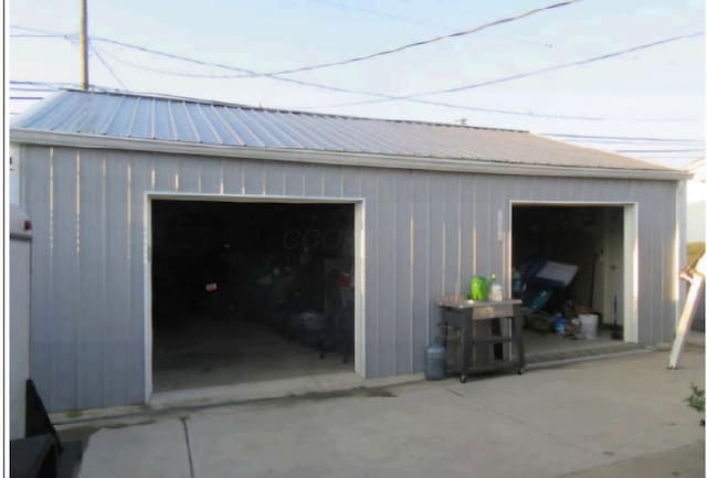 view of detached garage