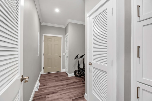 entryway with crown molding, recessed lighting, visible vents, light wood-style floors, and baseboards