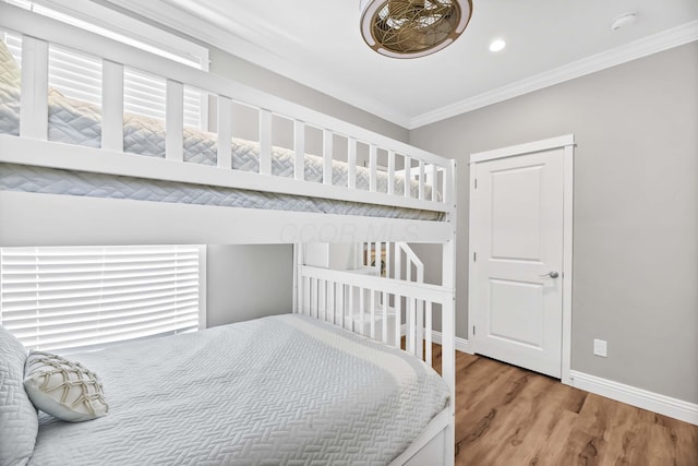 bedroom featuring light wood-style flooring, baseboards, crown molding, and recessed lighting