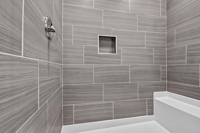 bathroom featuring a tile shower