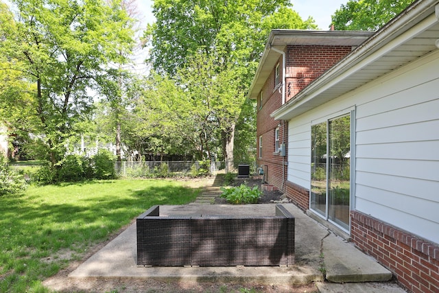 2938 Sherwood Rd, Columbus, OH 43209 - view of yard with a patio