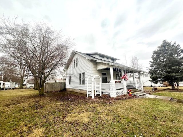 view of front facade featuring covered porch and a front yard