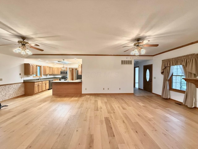 kitchen featuring light wood finished floors, visible vents, appliances with stainless steel finishes, and ceiling fan