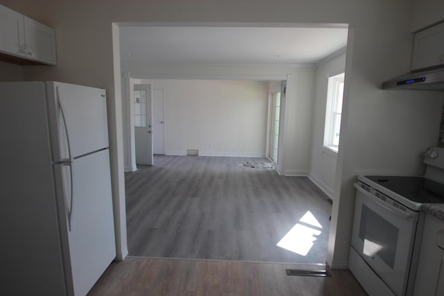 kitchen with under cabinet range hood, white appliances, light wood-style floors, white cabinets, and crown molding