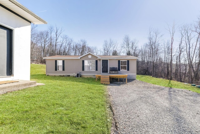 manufactured / mobile home featuring a front yard