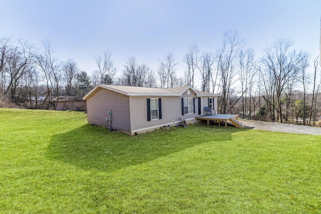 manufactured / mobile home featuring a front lawn