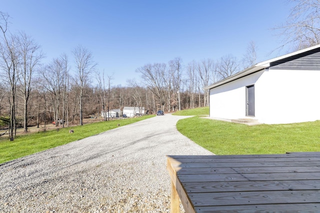 view of yard with driveway