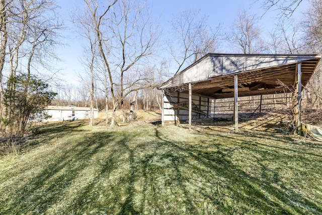 view of yard featuring an outdoor structure and an outbuilding