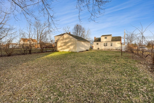 view of yard featuring an outdoor structure