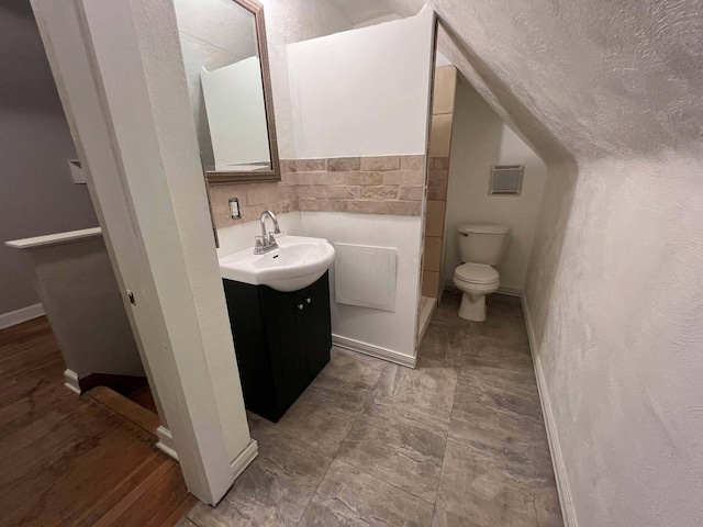 bathroom with decorative backsplash, baseboards, toilet, and vanity