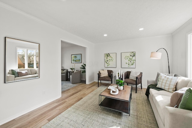 living room with baseboards, light wood finished floors, recessed lighting, and crown molding