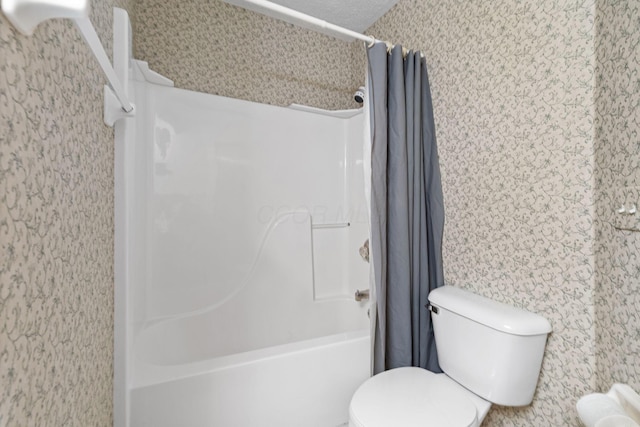 6266 Misty Cove Ln, Columbus, OH 43231 - full bathroom featuring toilet, shower / bathtub combination with curtain, and wallpapered walls