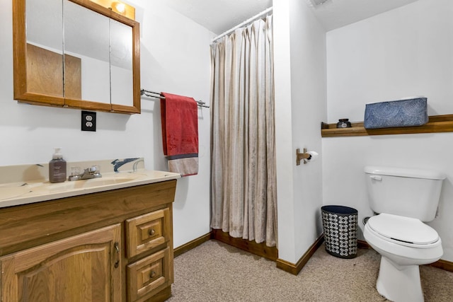 full bathroom with curtained shower, baseboards, toilet, and vanity