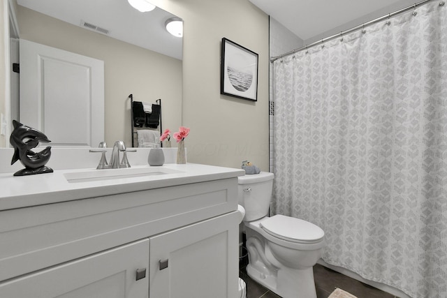 full bathroom with toilet, visible vents, a shower with shower curtain, and vanity