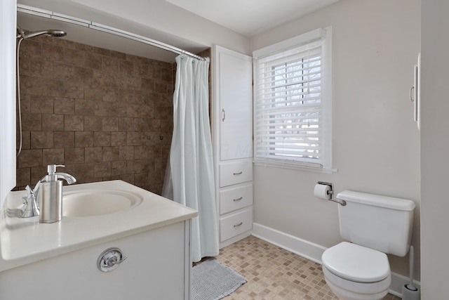 full bathroom with curtained shower, baseboards, vanity, and toilet