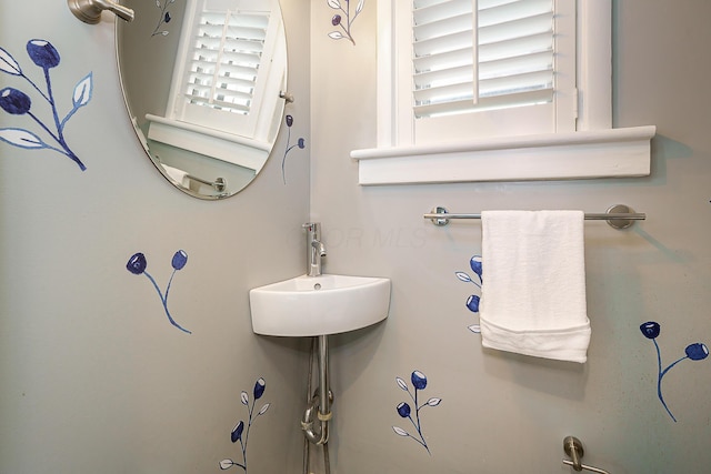 bathroom featuring a sink