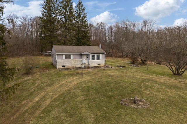 view of front facade featuring entry steps, crawl space, a chimney, and a front yard