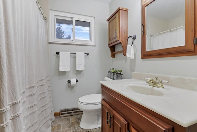 full bath with toilet, a shower with shower curtain, visible vents, vanity, and baseboards