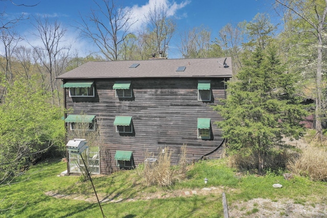 2098 Maya Ln, Sugar Grove, OH 43155 - view of side of property featuring roof with shingles
