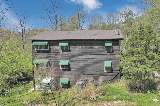 2098 Maya Ln, Sugar Grove, OH 43155 - view of side of home with roof with shingles
