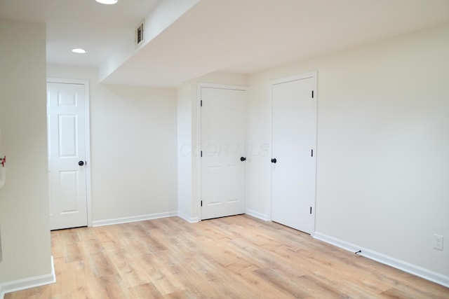 unfurnished bedroom featuring light wood finished floors, baseboards, visible vents, and recessed lighting