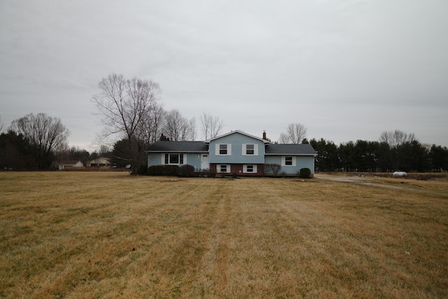 split level home featuring a front yard