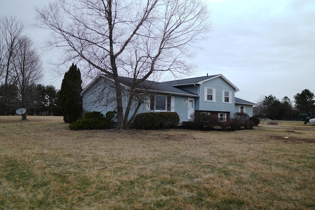 tri-level home featuring a front lawn