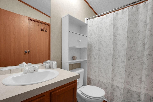 bathroom featuring crown molding, toilet, a textured ceiling, vanity, and a shower with curtain