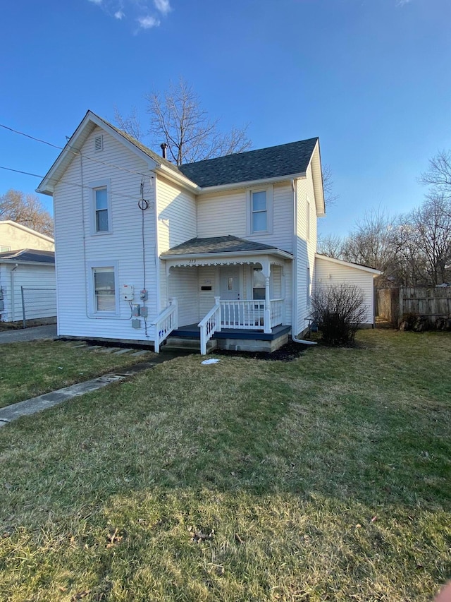 view of front of home featuring a front lawn and fence