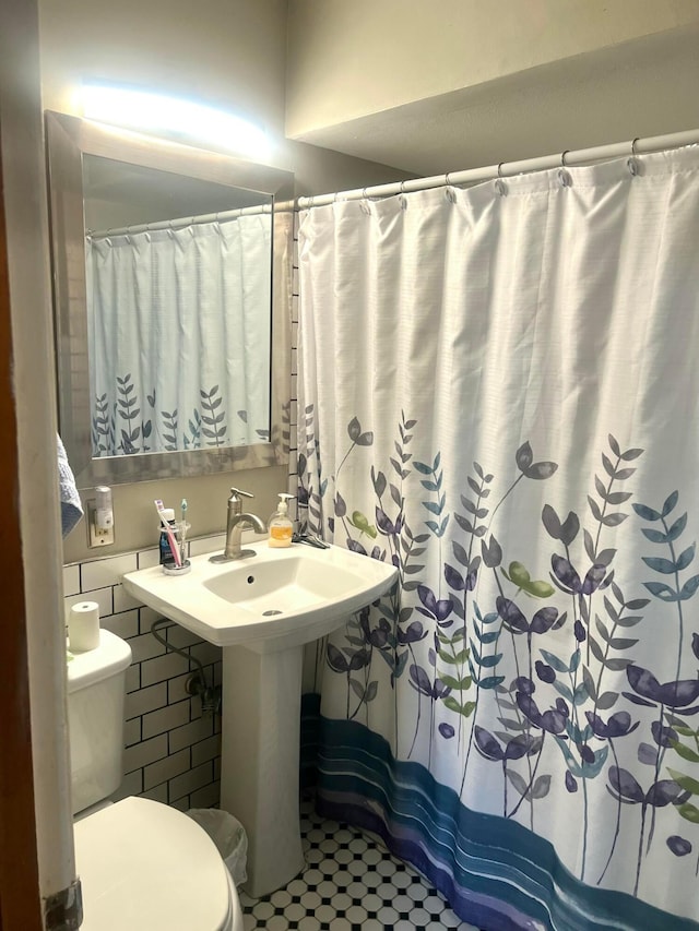 3505 Bremen St, Columbus, OH 43224 - full bath featuring toilet and a shower with curtain