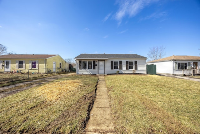 view of front of property featuring fence and a front lawn