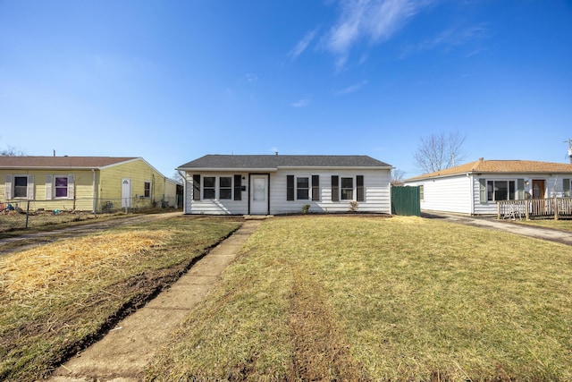 view of front facade featuring fence and a front lawn