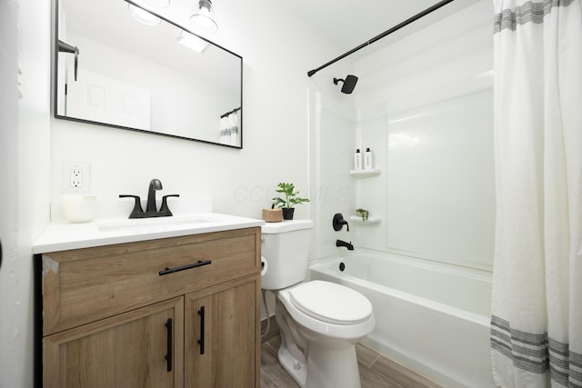 full bathroom featuring wood finished floors, shower / bath combo with shower curtain, vanity, and toilet