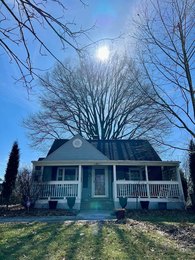 view of front of house featuring a porch and a front yard