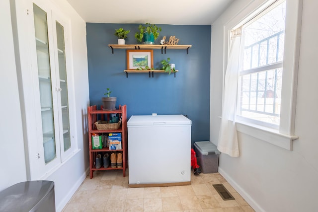 washroom featuring laundry area, visible vents, and baseboards