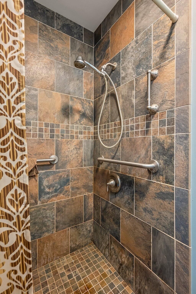 details featuring tiled shower