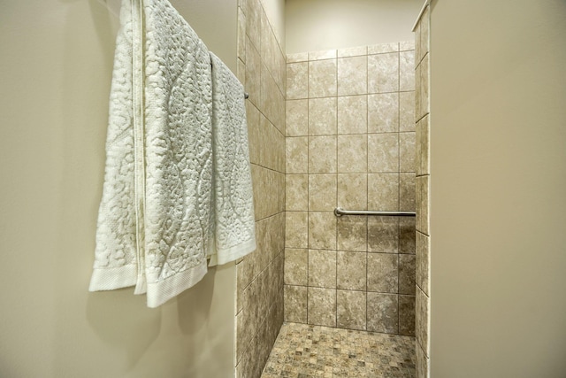 bathroom featuring tiled shower