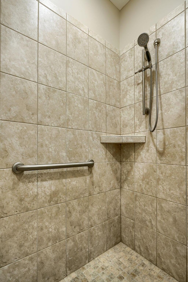 bathroom featuring a tile shower