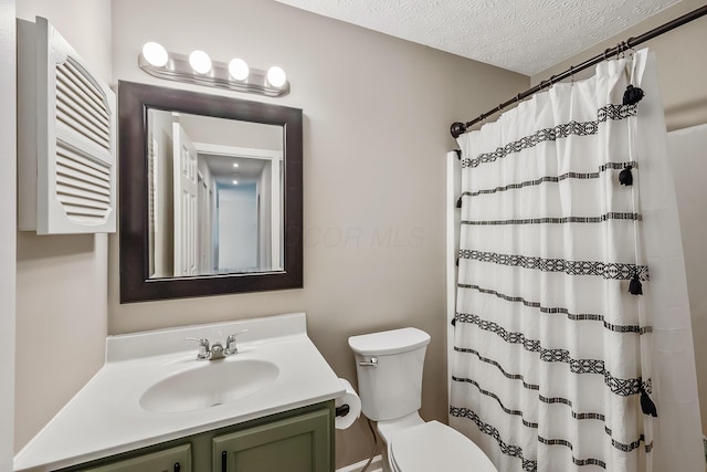 bathroom featuring a shower with shower curtain, a textured ceiling, toilet, and vanity