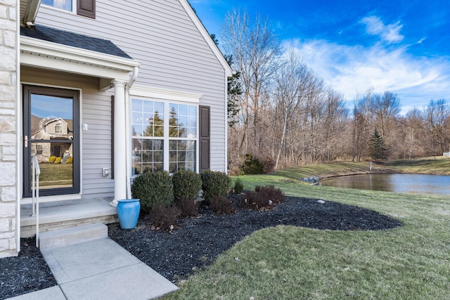 view of yard featuring a water view