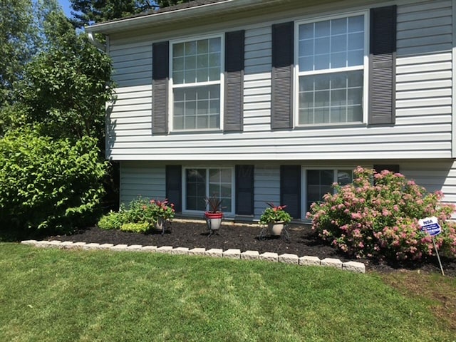 view of front of house featuring a front yard