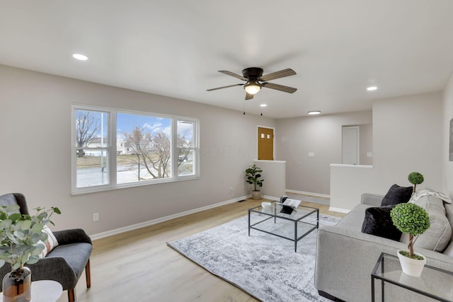 living room featuring light wood-style floors, ceiling fan, baseboards, and recessed lighting