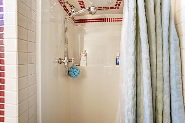 full bathroom with curtained shower