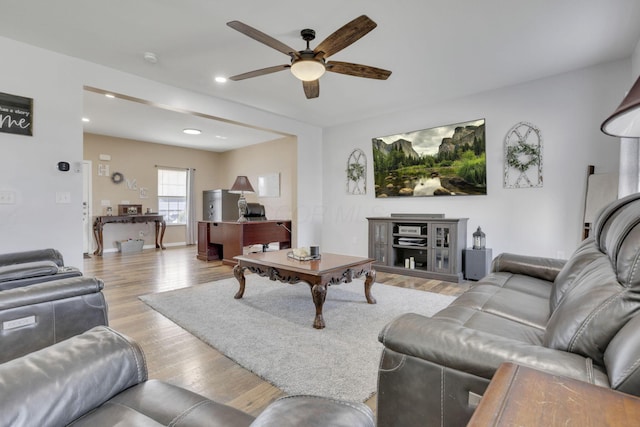 living area featuring light wood finished floors, ceiling fan, baseboards, and recessed lighting