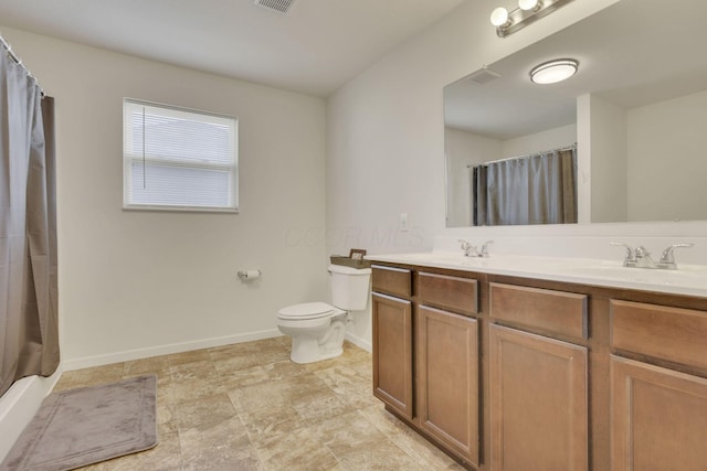 full bathroom featuring curtained shower, toilet, a sink, baseboards, and double vanity