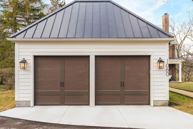 view of detached garage