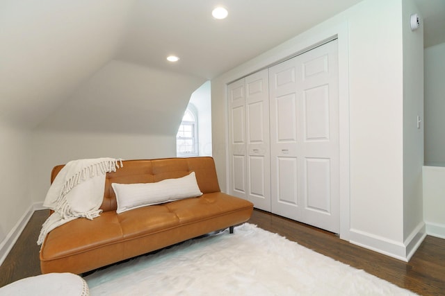 living area featuring vaulted ceiling, recessed lighting, wood finished floors, and baseboards